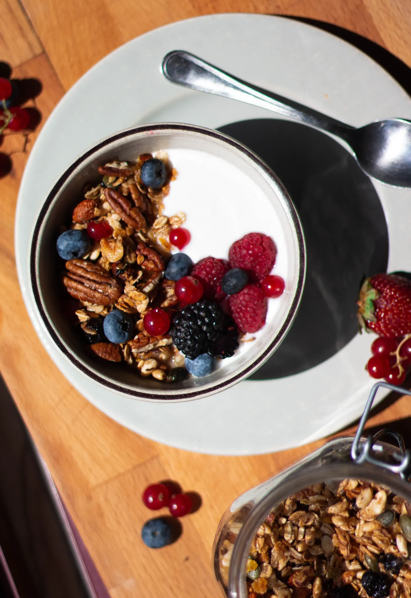 Breakfast bowl with yogurt, oats and fresh berries
