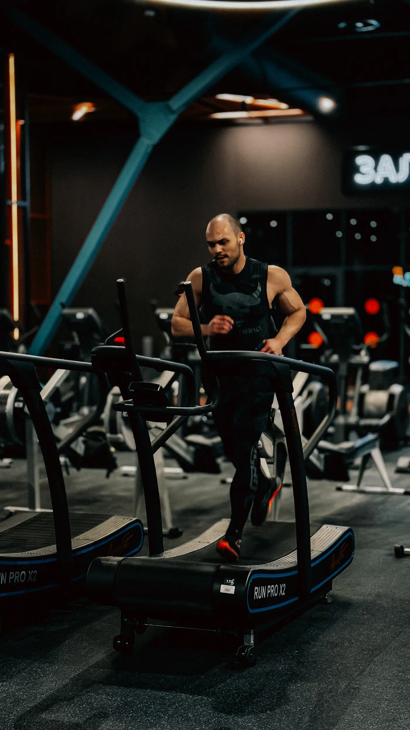 Focused runner training on a treadmill in a modern gym