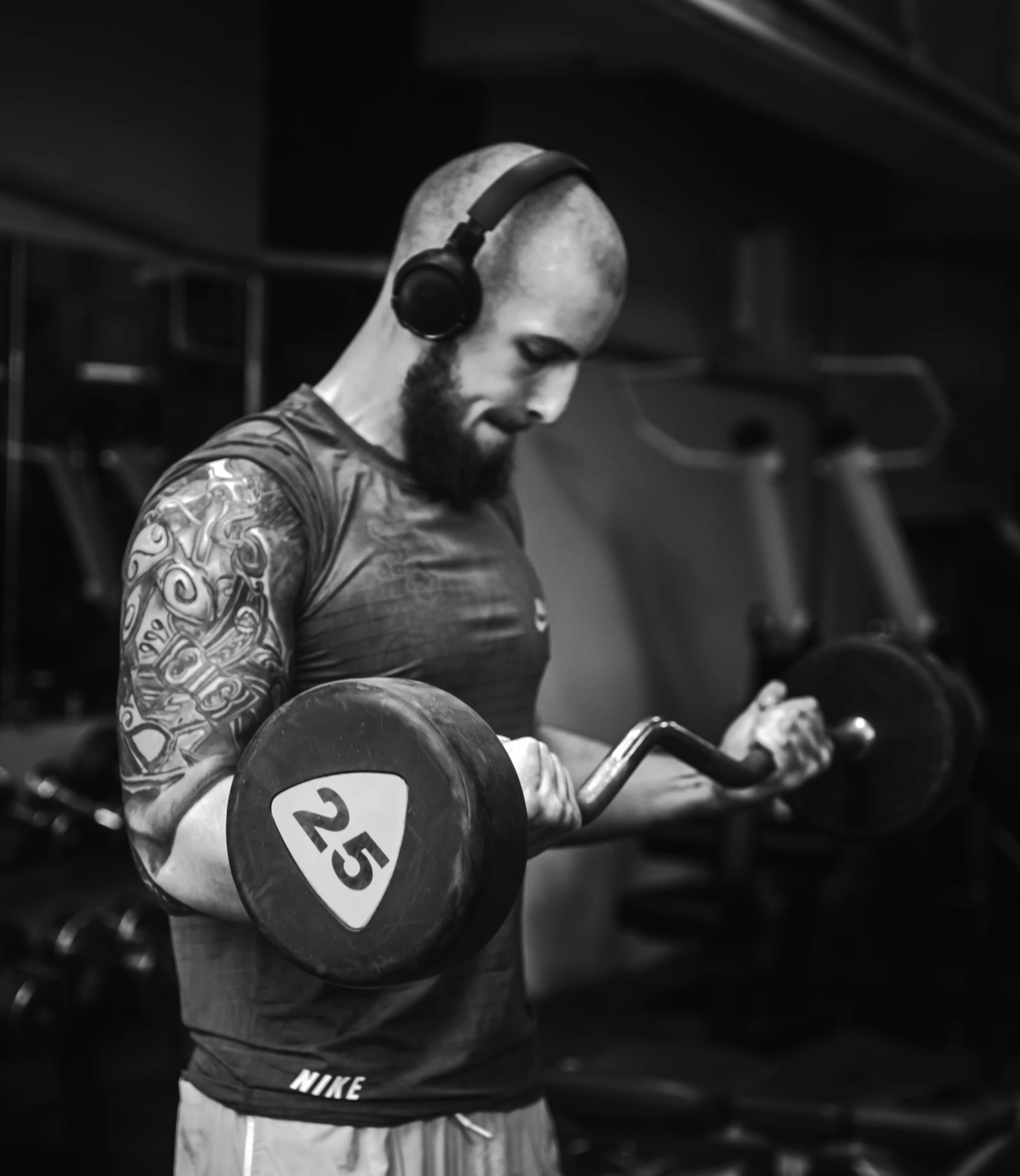 Man holding two dumbbells for a gym biceps exercise