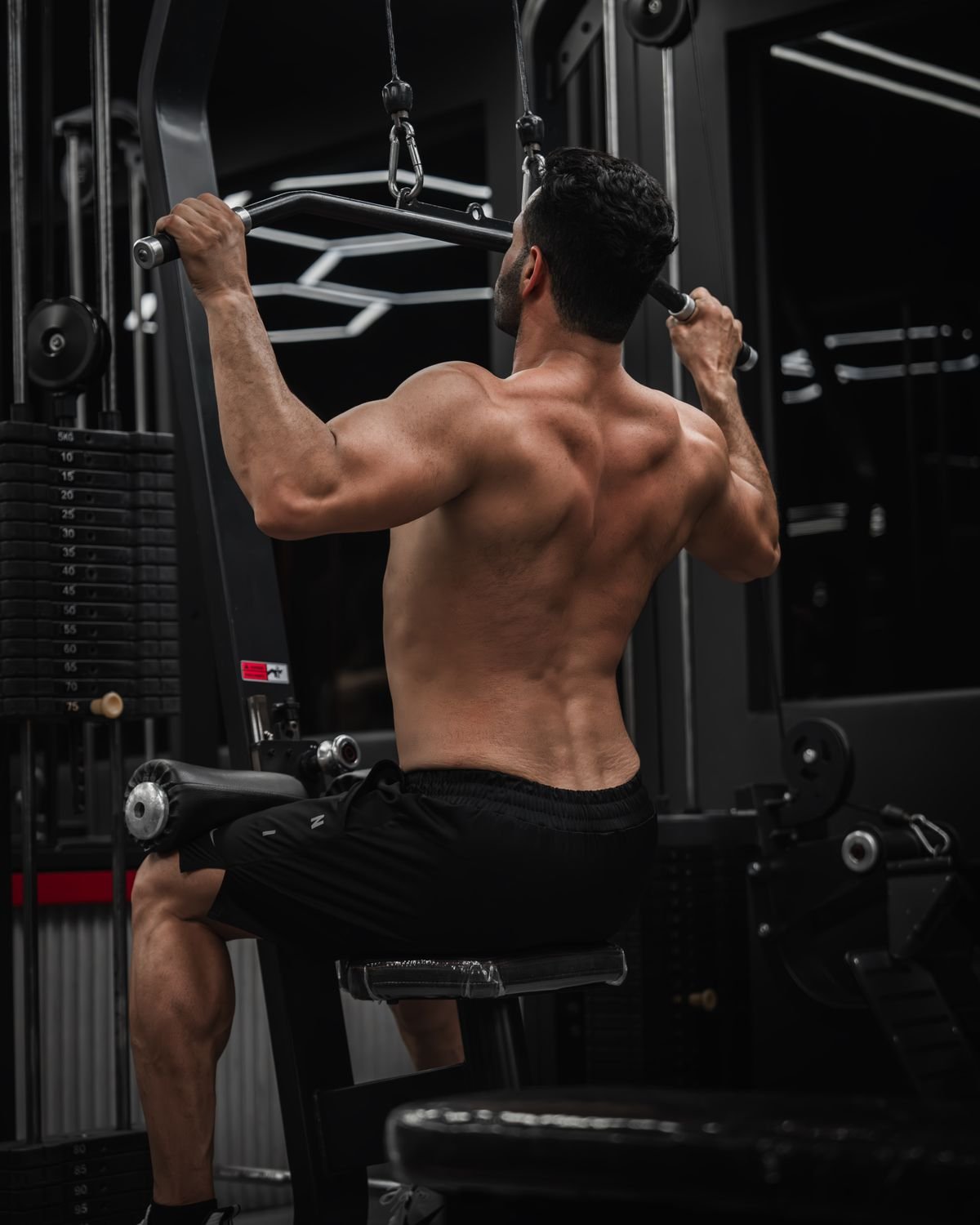 Man training his back using a seated lat pulldown machine
