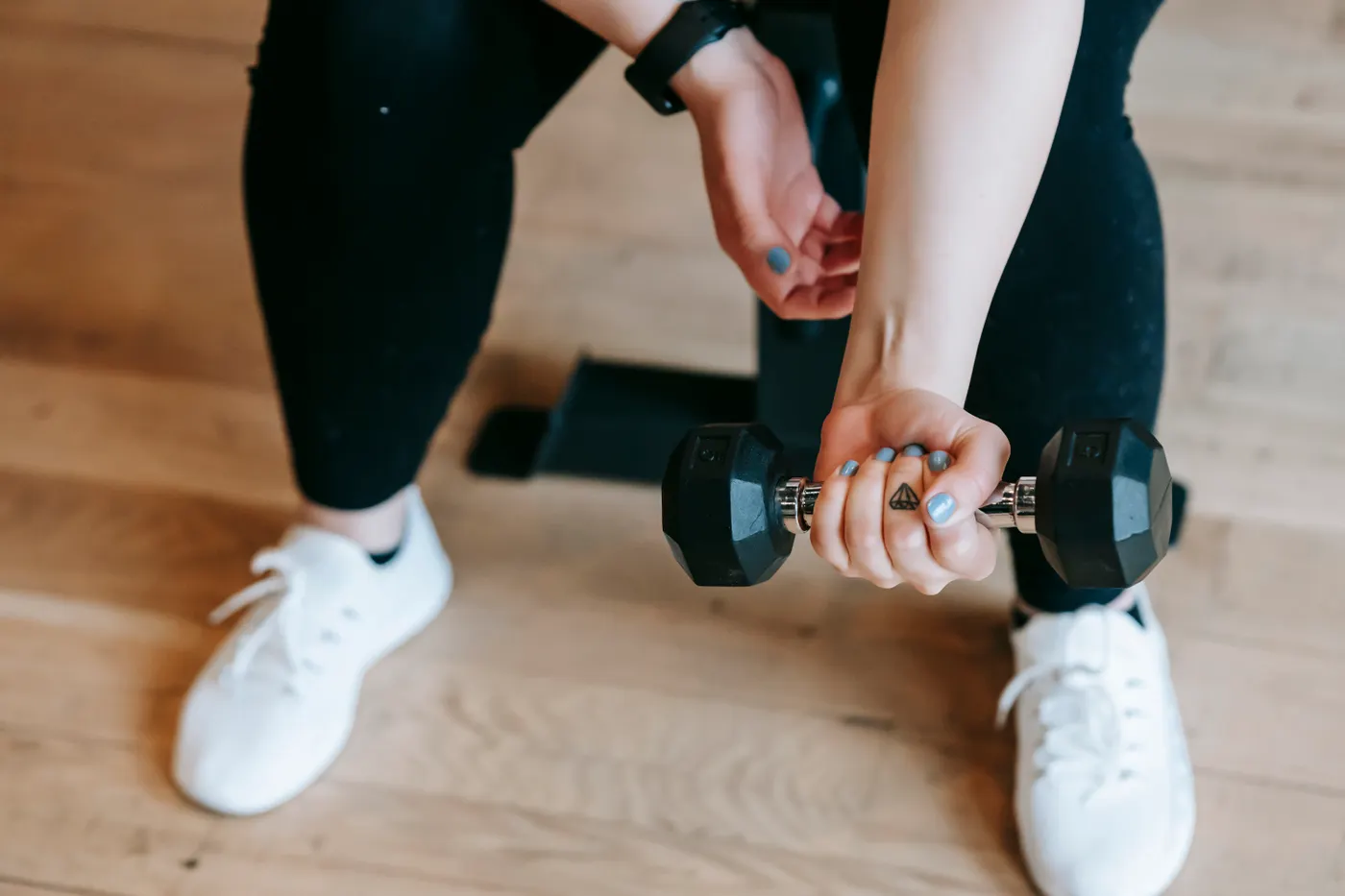 Woman training her upper body with a dumbbell