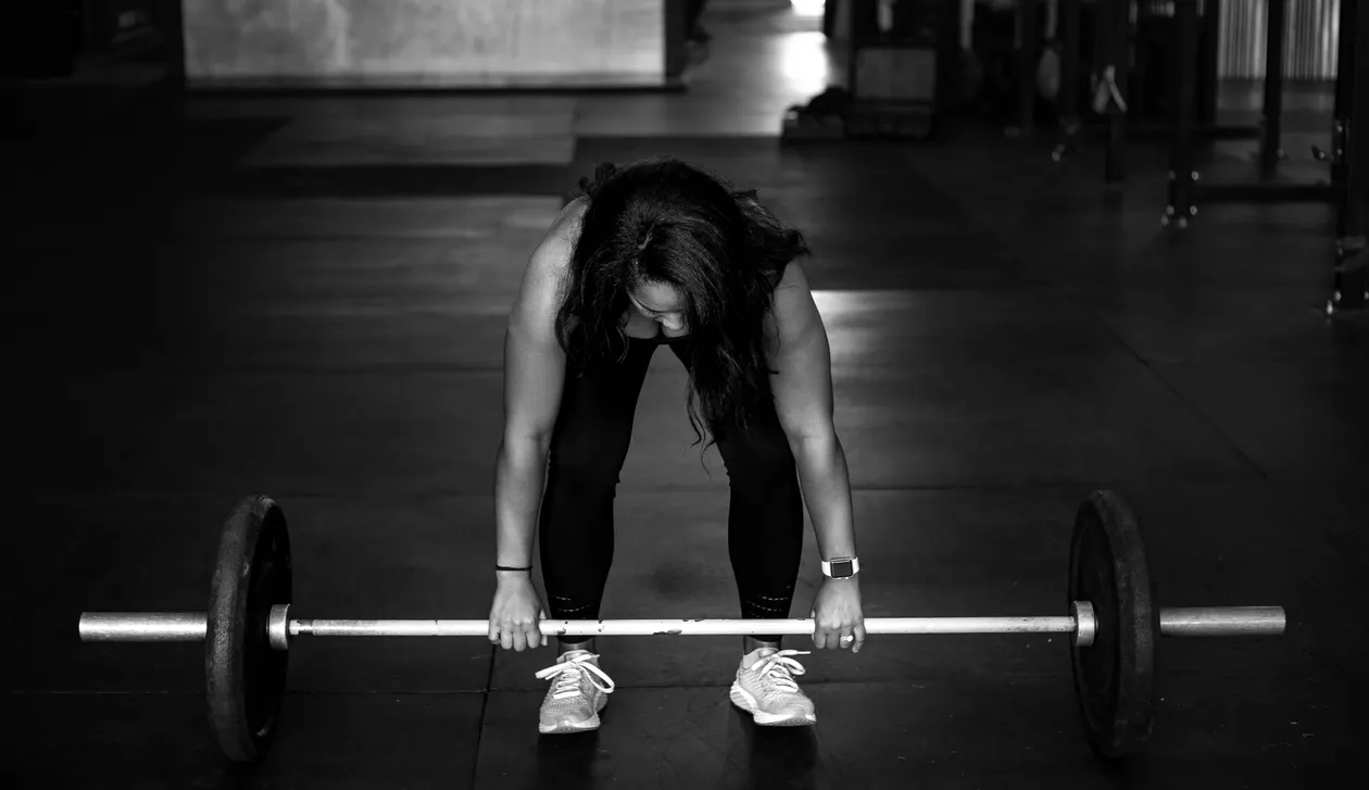 Woman preparing to lift a barbell in a gym