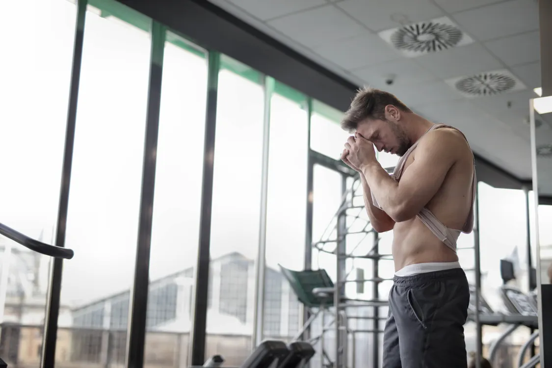 Athlete taking a fatigue-management break after a demanding workout