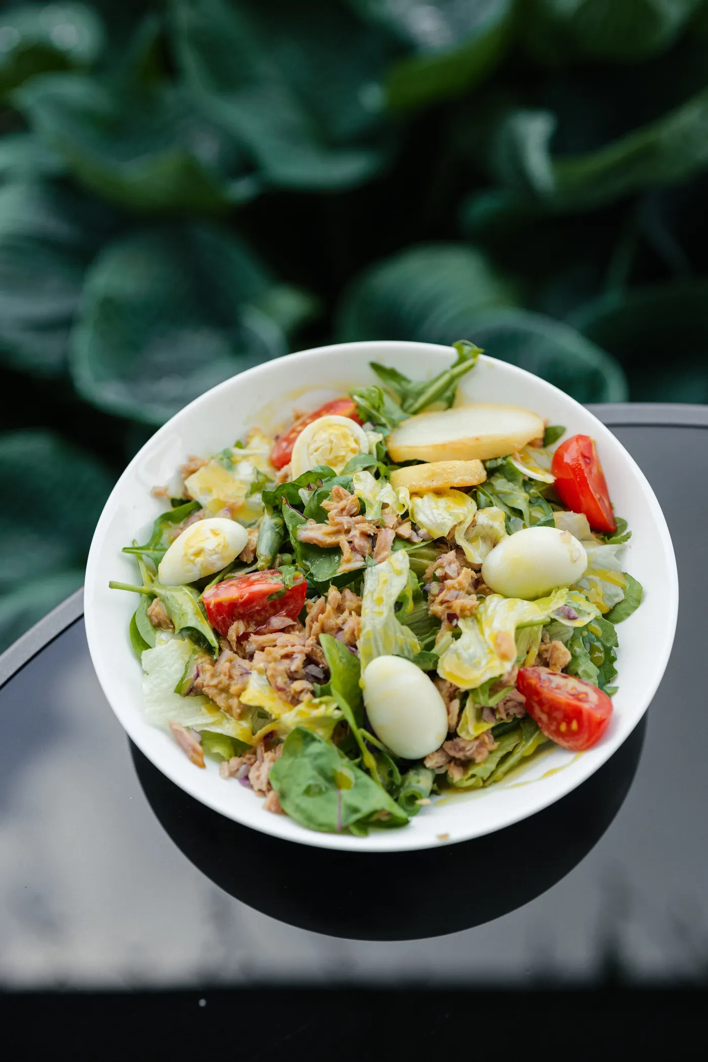 Balanced salad meal with eggs and vegetables, illustrating activity around meals