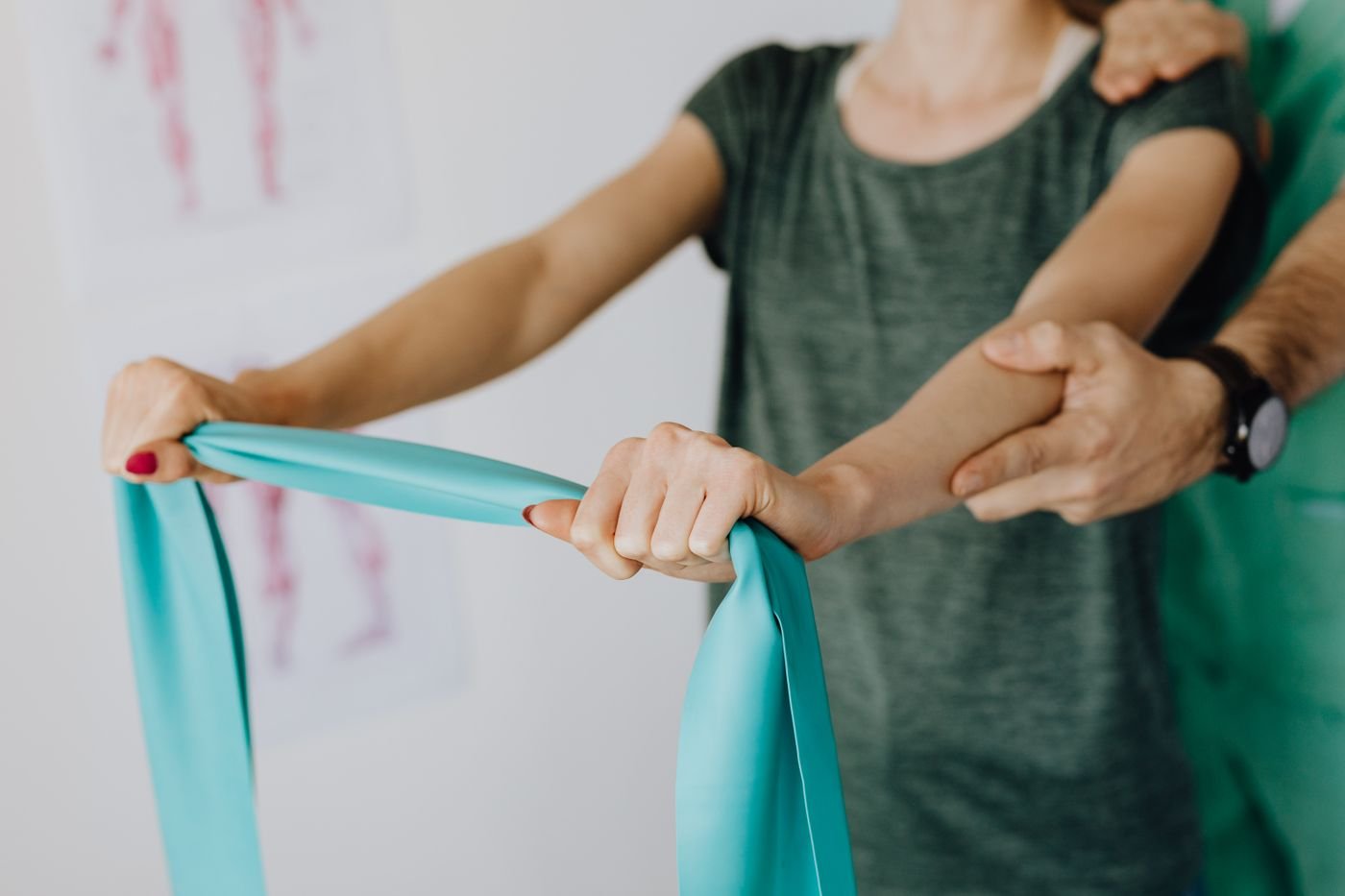 Guided shoulder movement using a resistance band