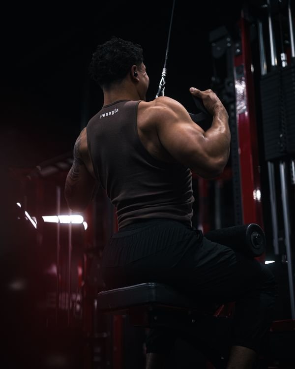 Lifter training with a cable machine as an adjustable resistance option
