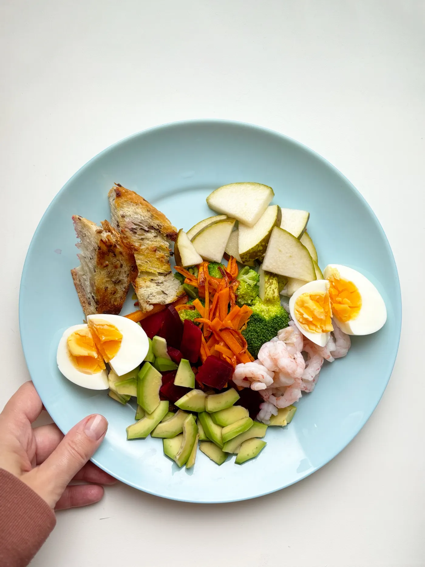 Protein-rich meal with eggs, shrimp and vegetables