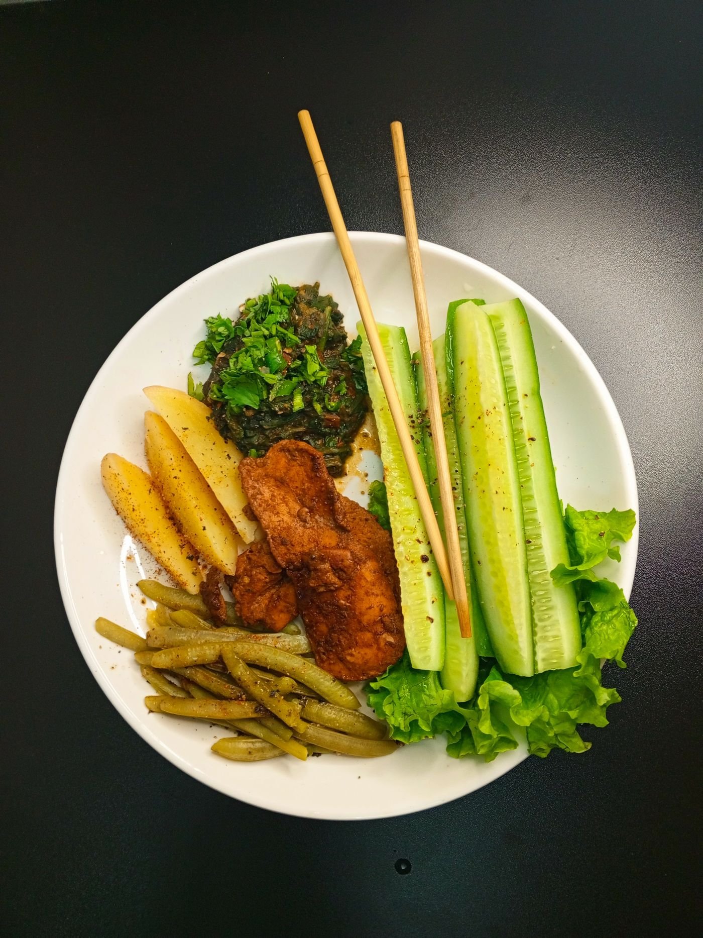 Balanced meal of grilled chicken, vegetables and potatoes