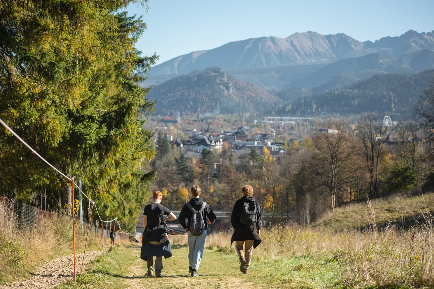 Friends hiking in the mountains without focusing on device metrics
