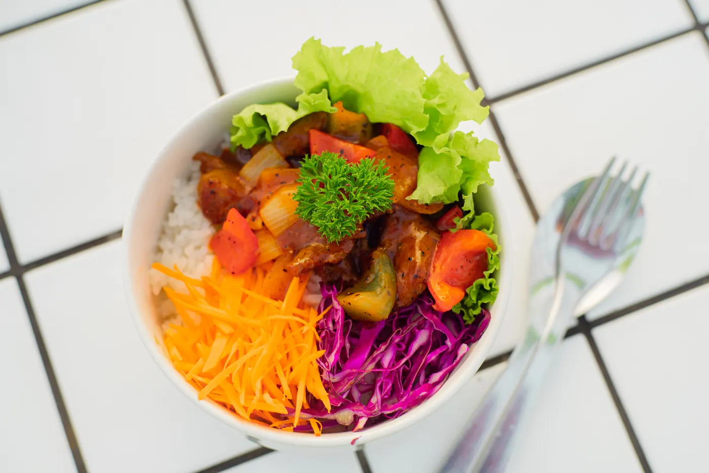 Balanced bowl with chicken, rice and vegetables