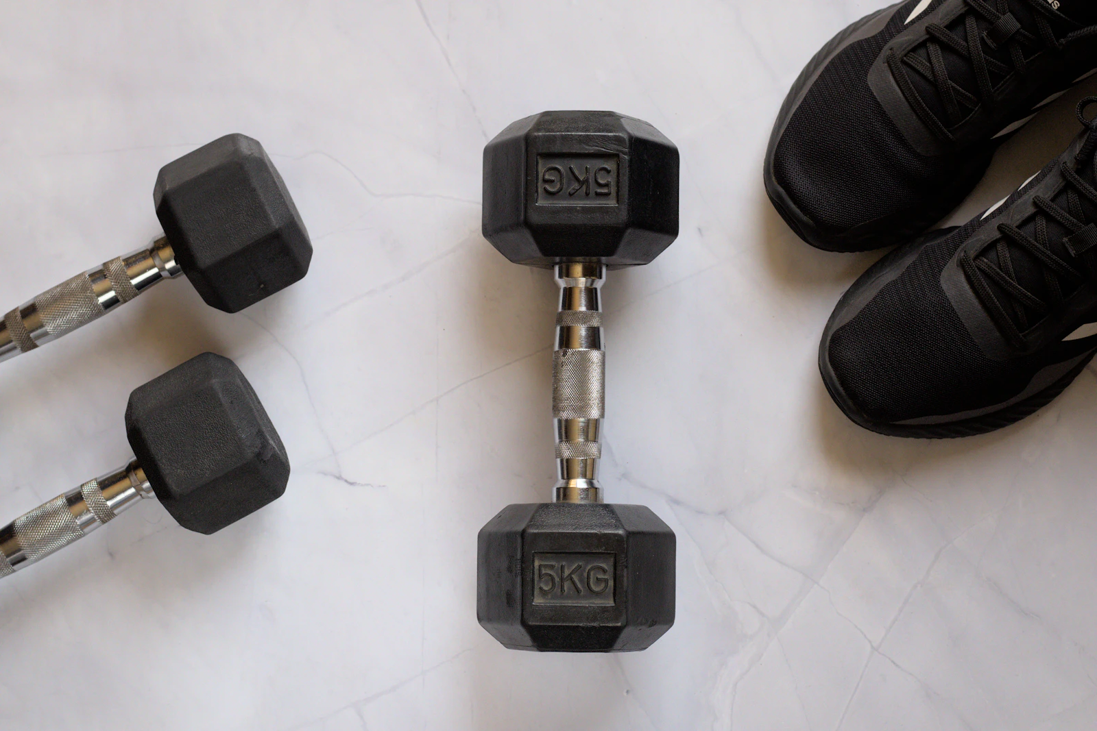 Compact exercise equipment including dumbbells and training accessories