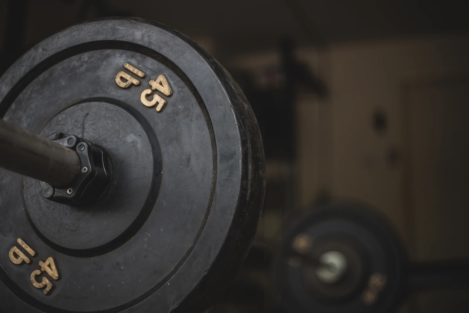 Barbell weight plate and equipment used for heavy free-weight training
