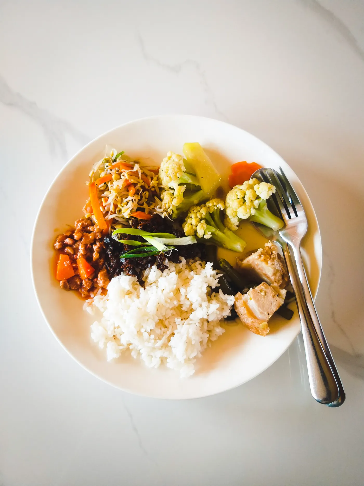 Balanced meal with rice, vegetables and protein