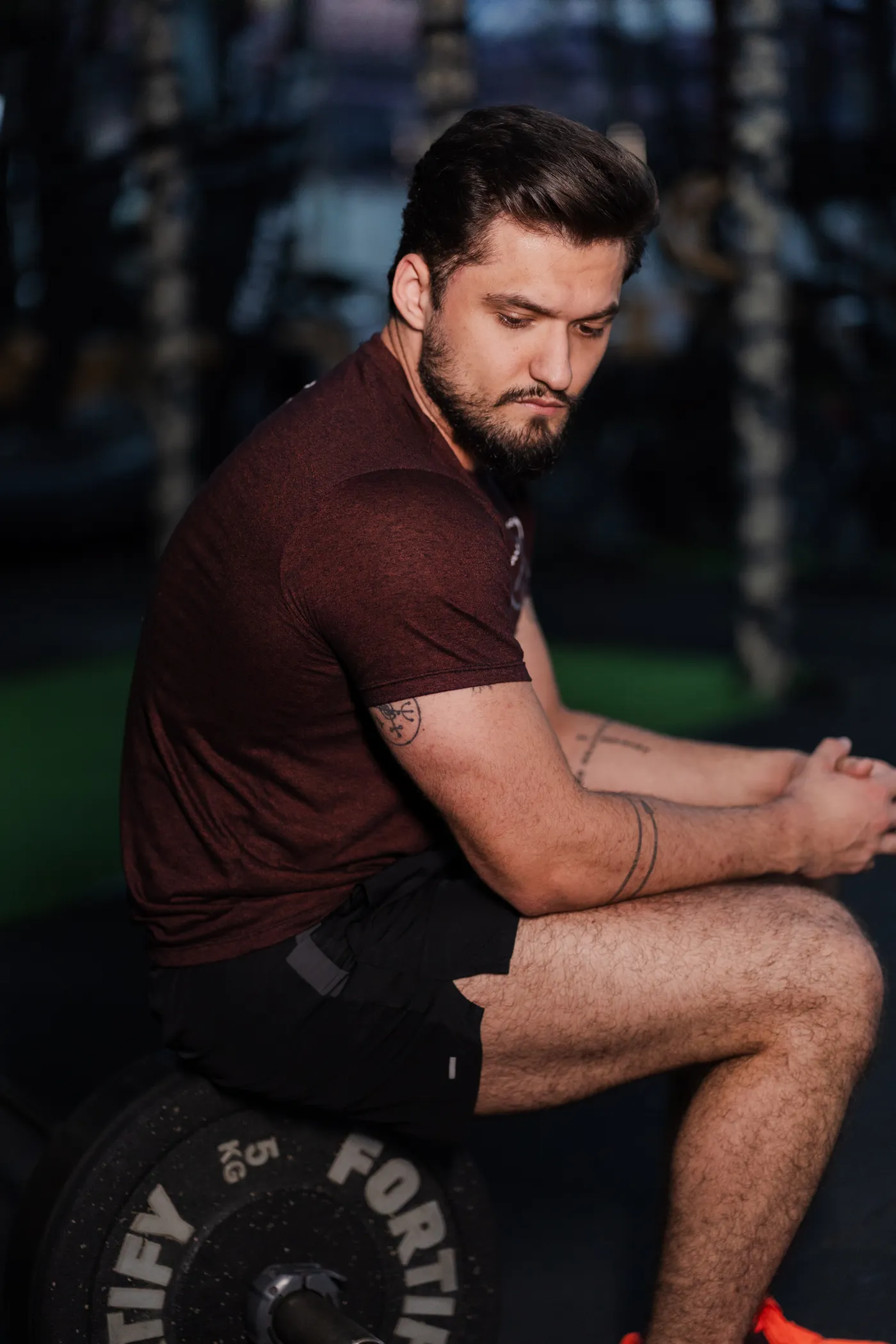 Athlete sitting between strength-training sets to recover
