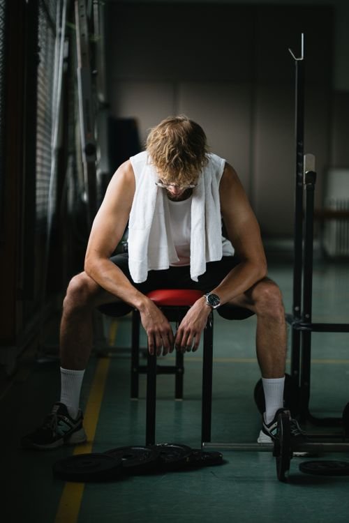 Lifter taking a seated recovery break after training