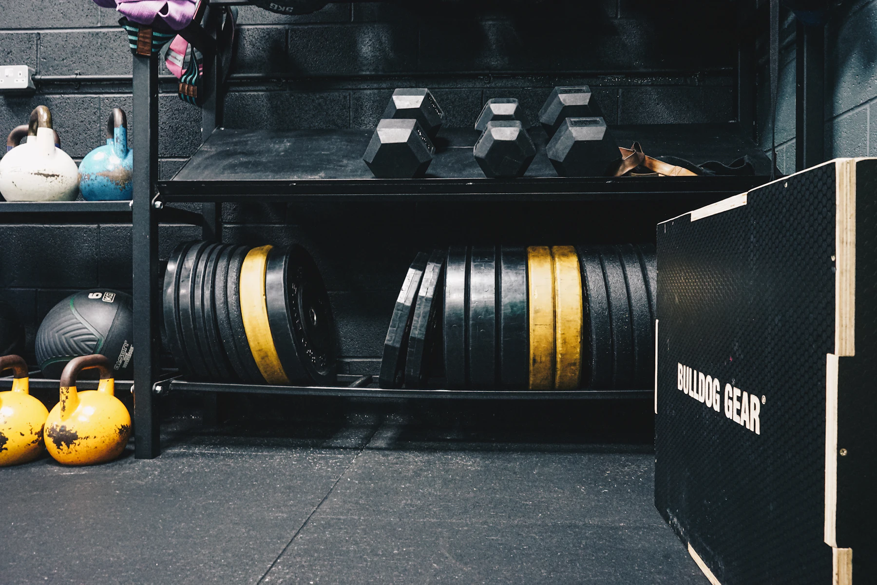 Strength equipment and rack arranged for full-body workouts